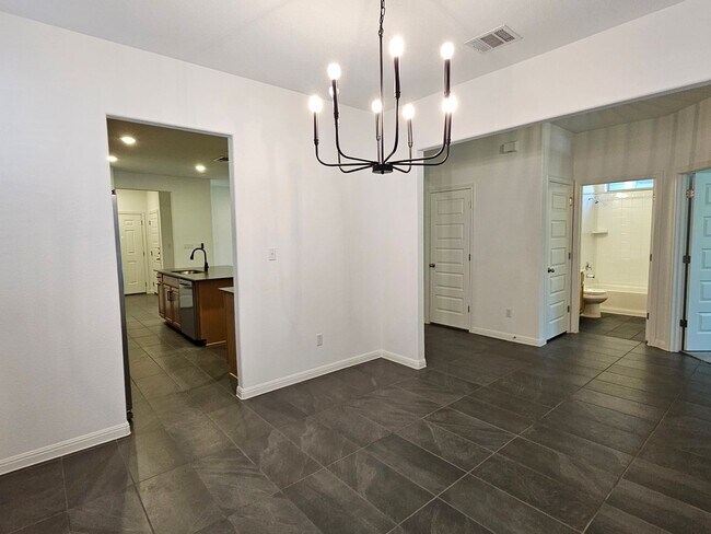 Building Photo - Beautiful 3 Bed / 3 Bath Home in North Lea...