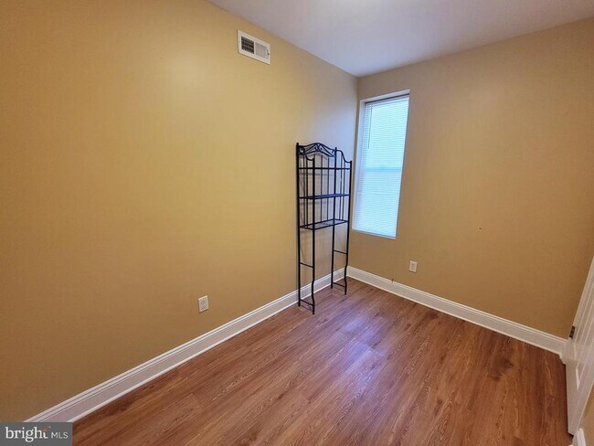 Building Photo - 923 E Schiller St