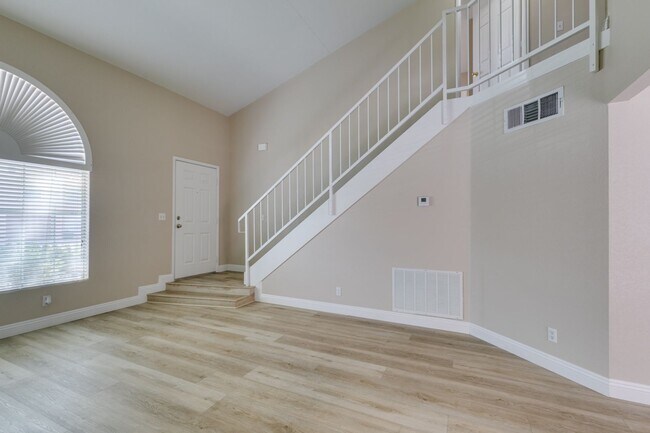 Building Photo - Stylish 2-Bedroom Townhome in Green Valley...