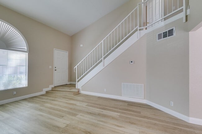 Building Photo - Stylish 2-Bedroom Townhome in Green Valley with Modern Upgrades & Prime Location!