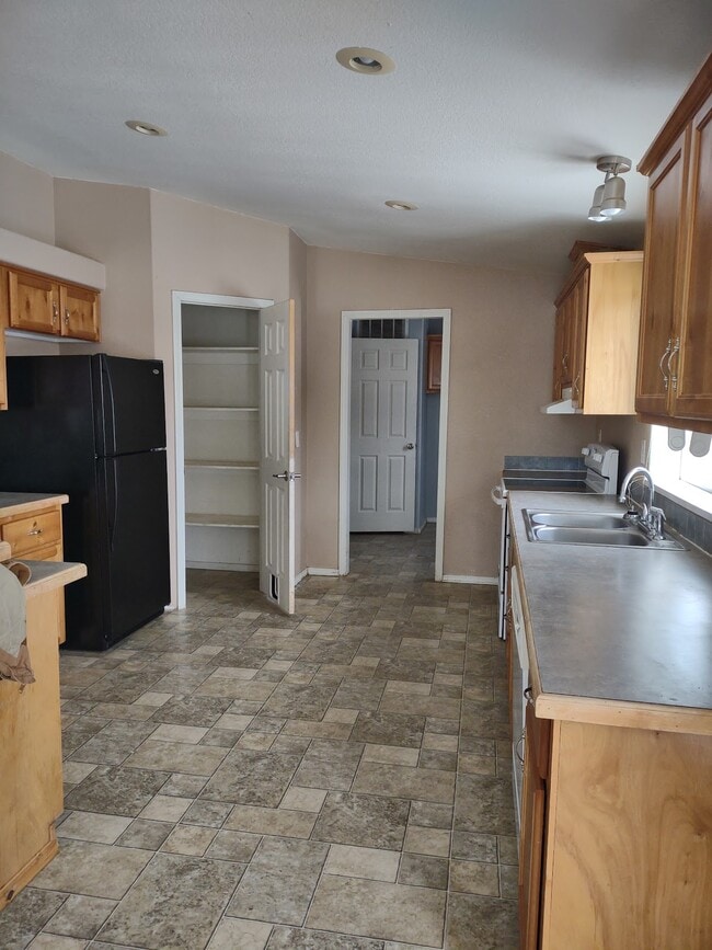 Building Photo - 951 Bonneville St
