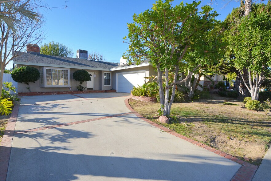 Building Photo - 9321 Donna Ave