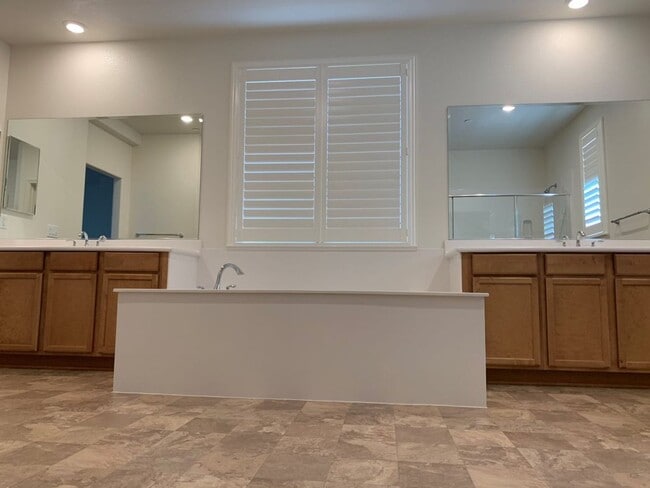 Building Photo - $6290 -- STUNNING 5 BEDROOM MODEL HOME IN NORTH FREMONT BUILT IN 2017