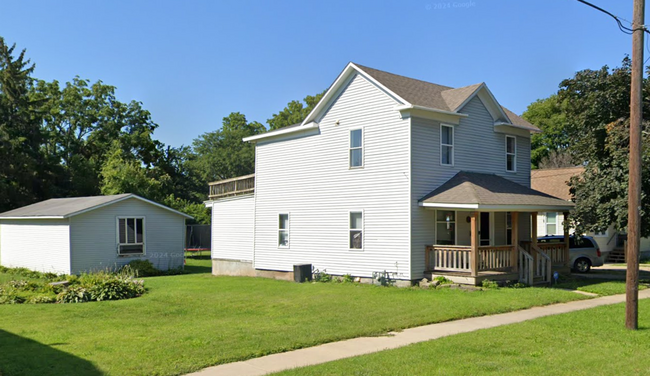 Building Photo - 4 Bedroom House with Detached Garage