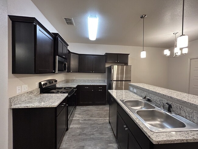 Building Photo - Beautiful Home Located In Stonewood Division & Minutes From Elementary!
