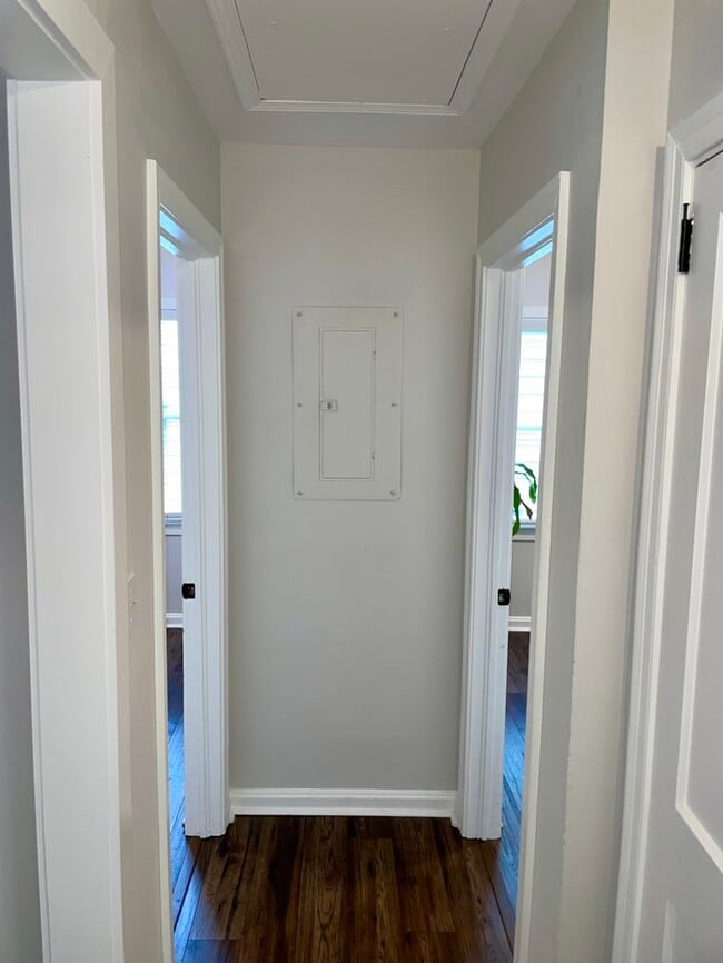 Building Photo - Bright and Modern 3 Beds 2.5 Baths Townhom...