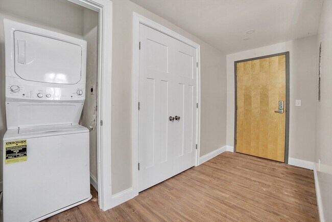 Building Photo - 127 Centre St