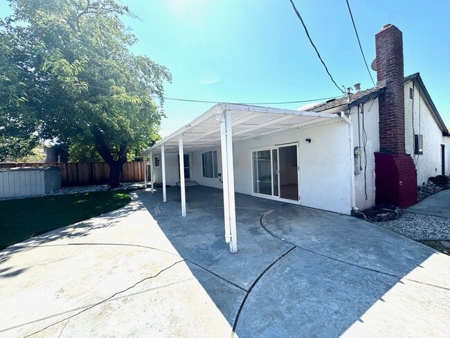 Building Photo - Remodeled 5 bedroom single level house - n...