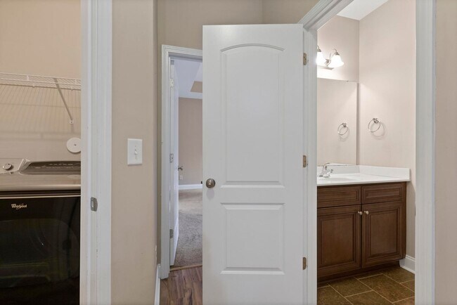 Building Photo - Beautiful 3-bedroom, 2.5-bathroom home available for lease in Hampstead