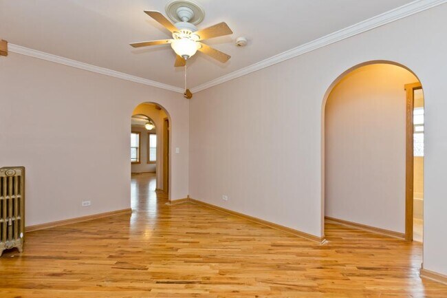 Building Photo - 3 bedroom in Chicago IL 60645
