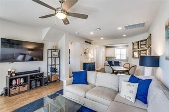 Building Photo - 1321 Palm Canyon Dr