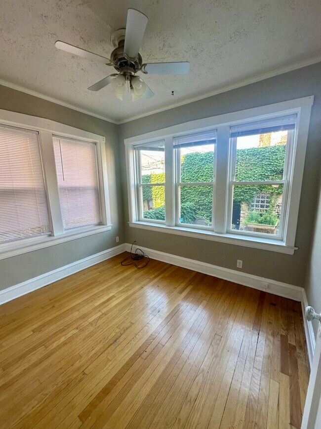 Building Photo - 6327 N Oakley Ave