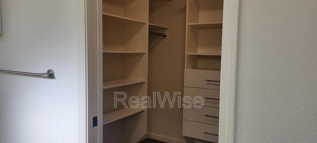 Building Photo - 1267 SW Ironwood Dr