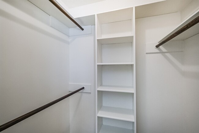 Building Photo - 1715 Woodland Park Dr