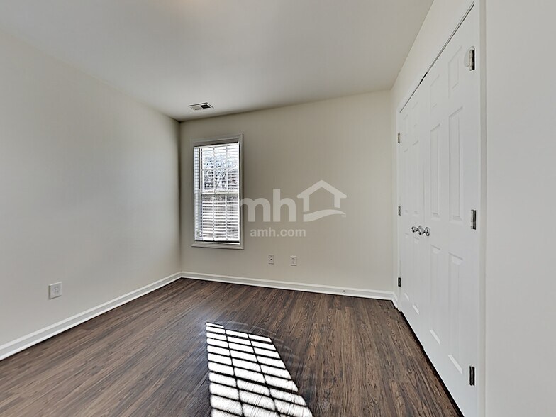 Building Photo - 8008 Willowglen Dr