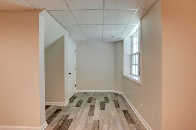 Building Photo - 3 bed 2 bath w sweet basement.  Go