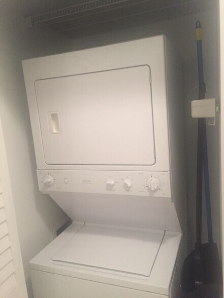 Building Photo - 690 SW 1st Ave