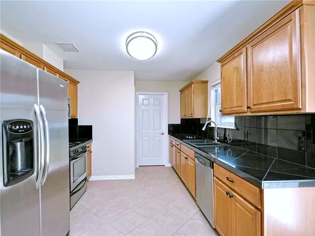 Kitchen - 1806 Wallin Loop