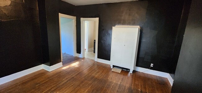 Building Photo - 814 13th Ave S