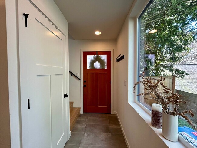 Building Photo - Spacious Ballard Townhome- 2 Bedrooms with Parking