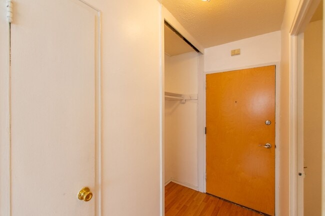 Building Photo - Rittenhouse Studio Condo with All Utilities Included!