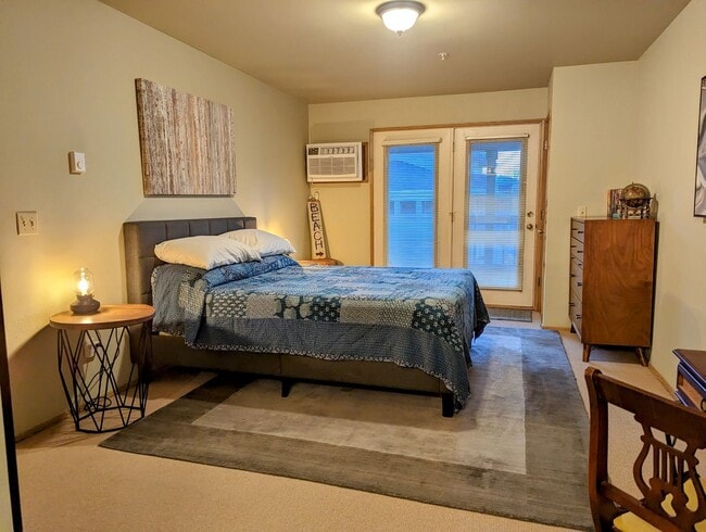 Building Photo - Downtown Condo in Hood River | 1 Bedroom 2...