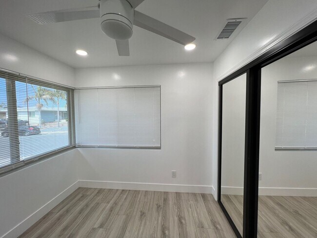 Building Photo - Large 6 Bedroom POOL House on East Falls View! Prime Location! Easily Fits 6-10 People