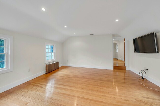 Building Photo - 278 Maple St