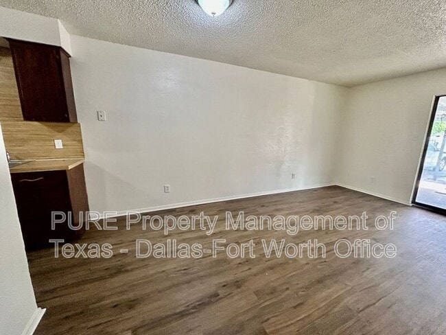 Building Photo - 1126 Highbush Dr