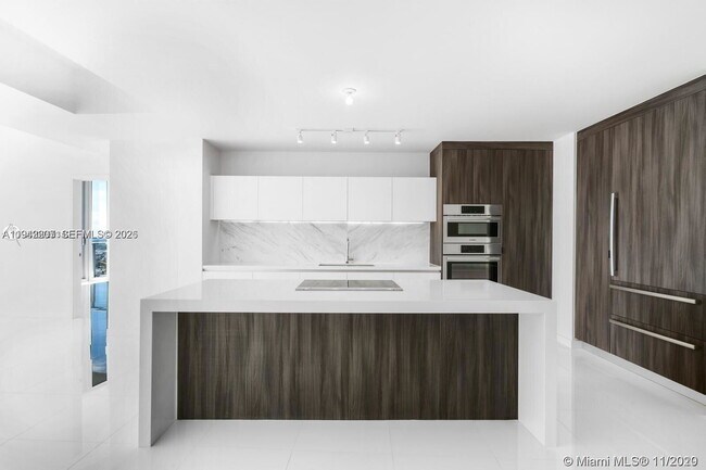 Building Photo - 851 NE 1st Ave