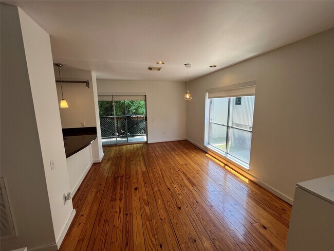 Building Photo - 1315 Buckner St
