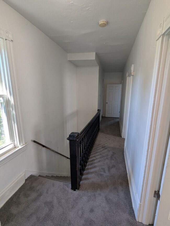 Building Photo - 3 Bedroom 1 Bathroom Single Family Home wi...