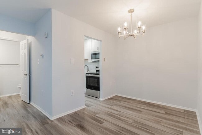 Building Photo - 8708 Village Square Dr