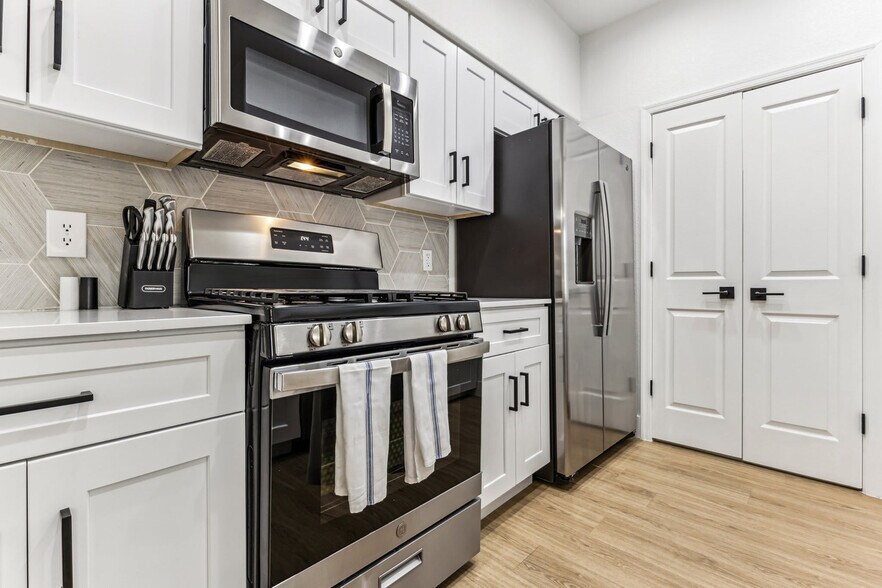 Building Photo - 9450 W Cabela Dr