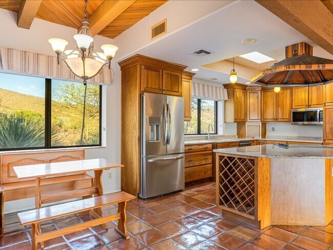 Building Photo - 4 bedroom 2.5 Bath