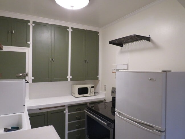 Building Photo - Capitol Hill Studio $1550.00,  W/S/G included. La Flor Condominiums.