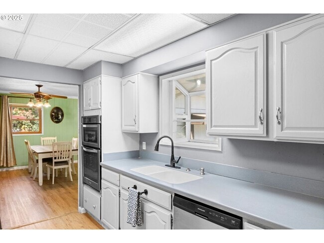 Building Photo - Quarter Acre Comfort