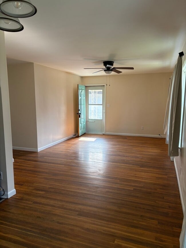 Building Photo - 3 Bedroom/1 Bath home for Rent