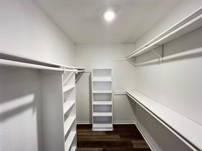 Building Photo - 6902 Feather Creek Dr