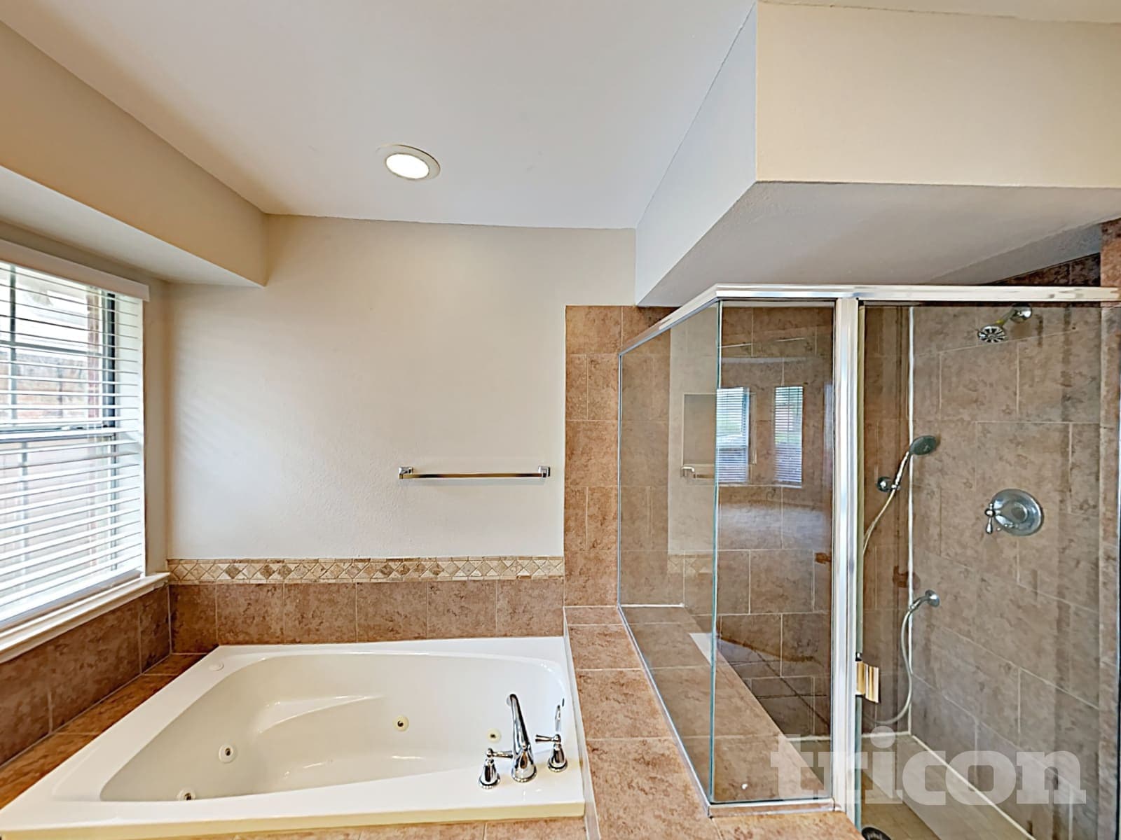 Building Photo - 1028 Glencrest Dr