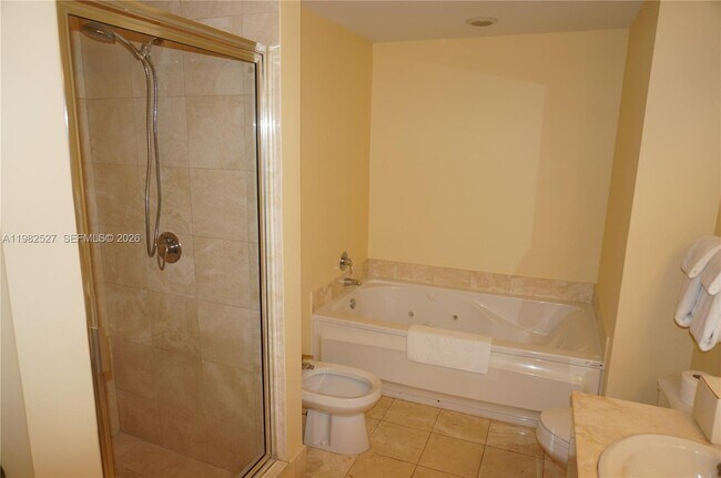 Building Photo - 17375 Collins Ave