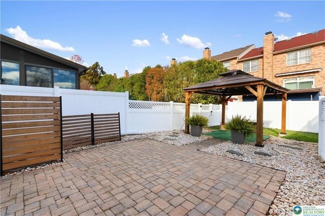 Building Photo - 1885 Redwood Dr