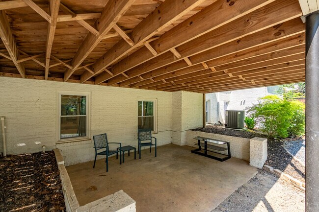 Building Photo - 2617 Caladium Dr NE