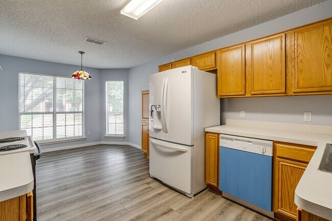 Building Photo - Spacious Well Maintained 2 Bed- 2.5 Bath T...
