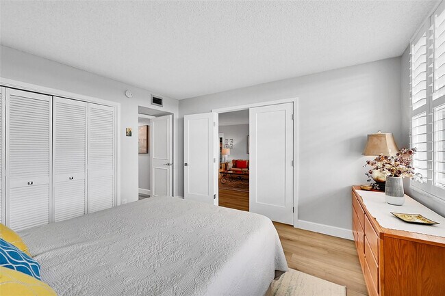 Building Photo - 4020 W Palm Aire Dr