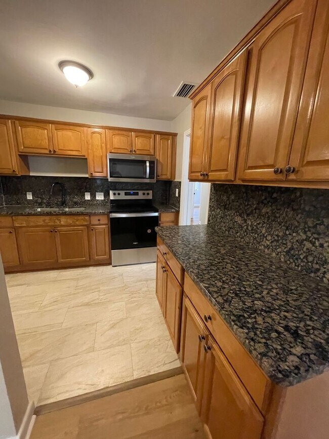 Building Photo - **4/2 Single Family home Available Now!!**