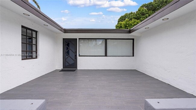 Building Photo - 2413 Gulfstream Ln