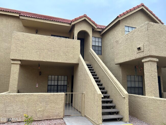 Building Photo - 1126 W Elliot Rd