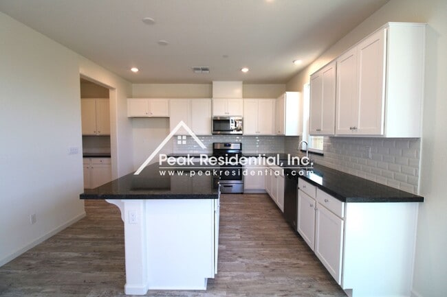 Building Photo - Newer 4bd/3ba Folsom Home with 2 Car Garage