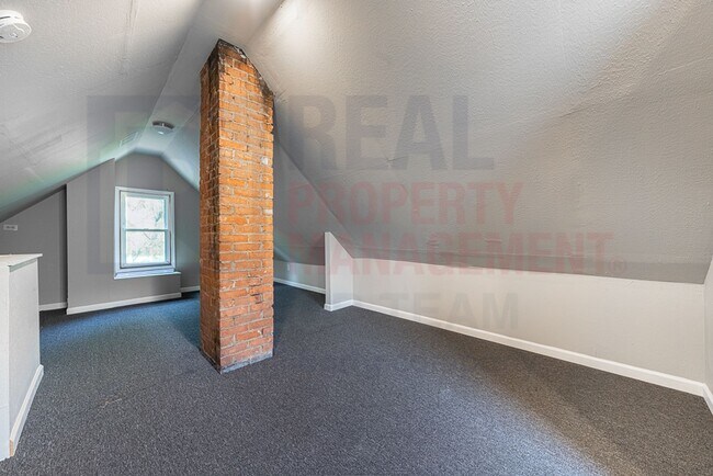 Building Photo - Charming 4-Bedroom Home on Quiet Street - ...